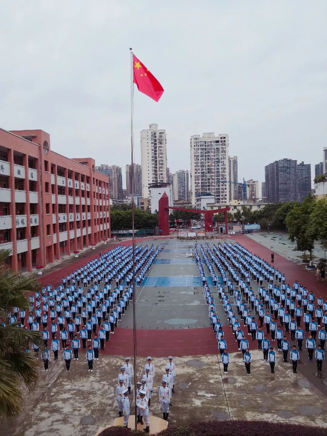 中学子们,踏着矫健而整齐的步伐,在乐山七中团委书记柳丹老师的指导下