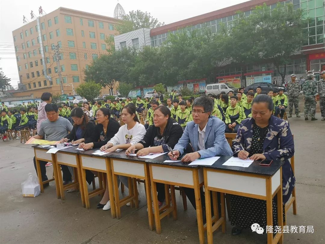 实验中学举行2019级新生军训汇报演出