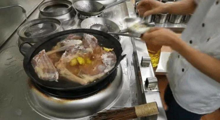 跟着美食作家王刚做饭吃一鸡鸭鱼牛羊肉如何清洗及去腥