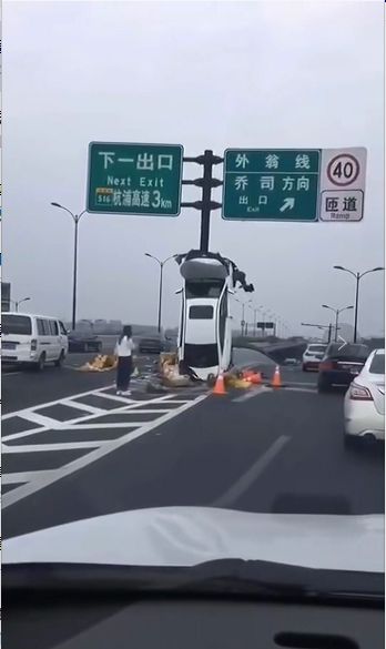 轿车"开上天"视频刷爆朋友圈!车上下来3名女子