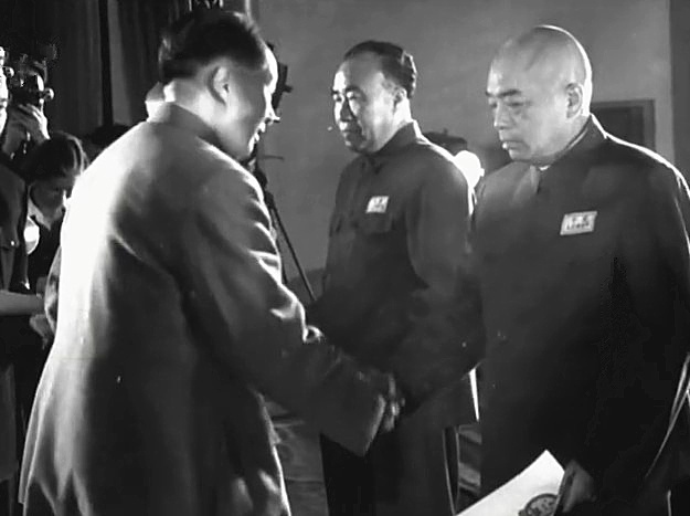 罕见老照片：1955年毛主席给将帅们授勋现场-搜狐大视野-搜狐新闻