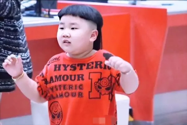 郭德纲妻子带小儿子现身,4岁郭汾阳长发及腰,母子行头价值不菲