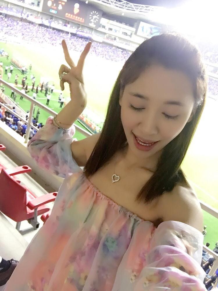 李建滨球场暴力,却让模特妻子出来道歉,遭遇网友连续脏话回击_宫小萌