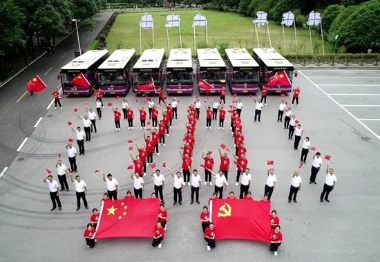 旅游从业人员摆"70"数字造型