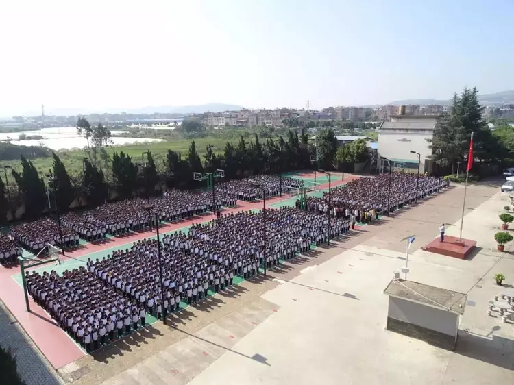 玉溪一中分校国旗下讲话 | 吴校长:做永远向上的青年