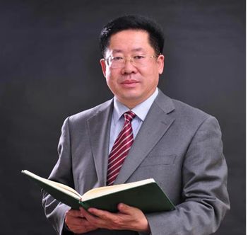 高英华,山东省特级教师,中学化学正高级教师,山东省"齐鲁名校长"建设