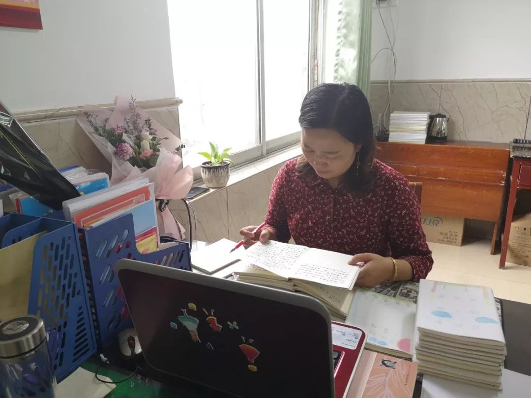 幸福教师播撒阳光收获春天最美班主任王艳梅