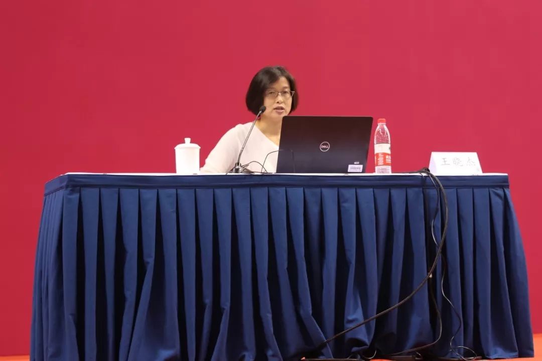 9月10日首场讲座上,外国语学院王珠英老师介绍了人大英语培养目标