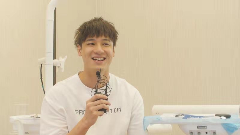 时间:9月16日地点:广大口腔精准正畸中心人物:邓俊宇先生&小编 上午10