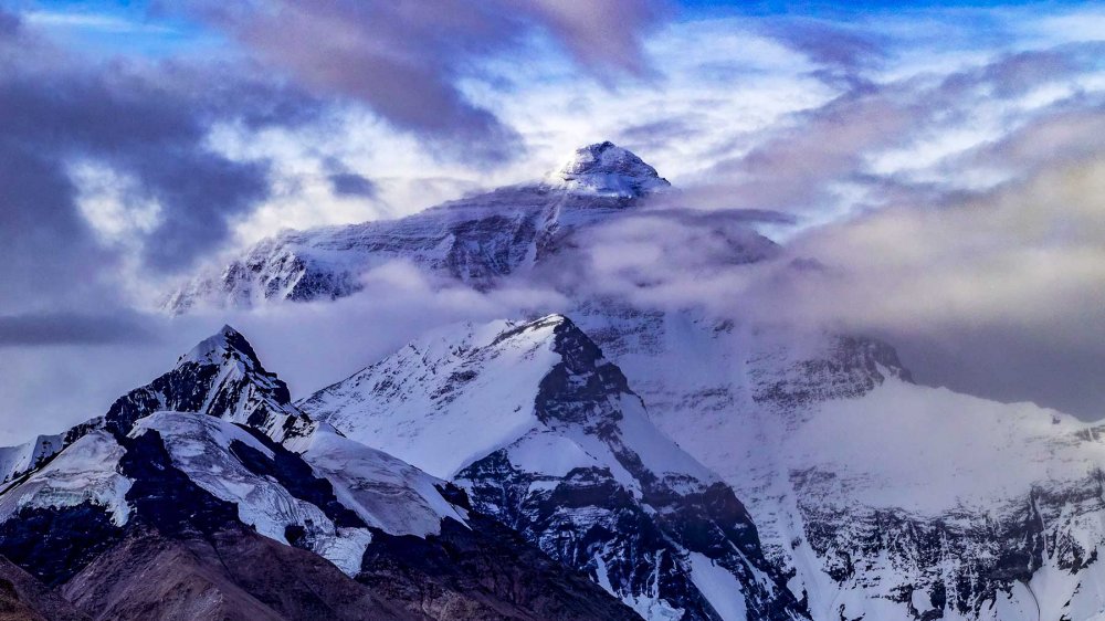 珠穆朗玛峰之旅不一定非要有晴朗的天空一样的显得壮丽