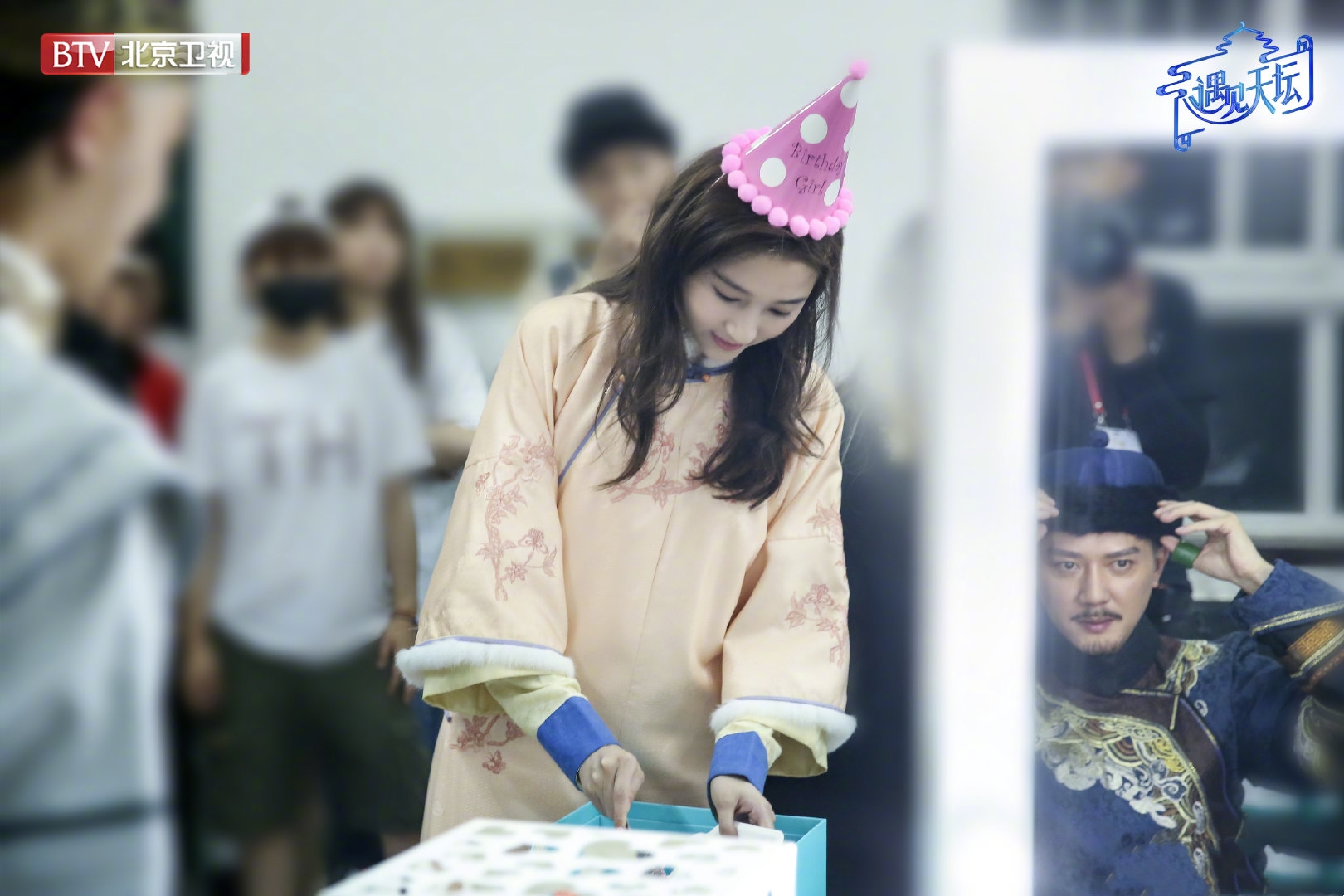 原创遇见天坛关晓彤穿粉色旗装庆22岁生日却被刘涛清宫造型抢镜