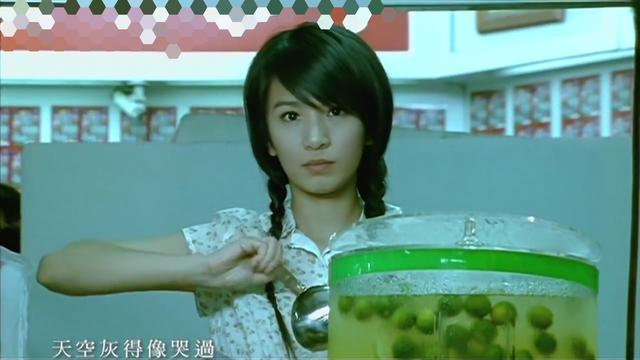 早在2006年,hebe在周杰伦的单曲《退后》中担任女主,她扮演的角色就是
