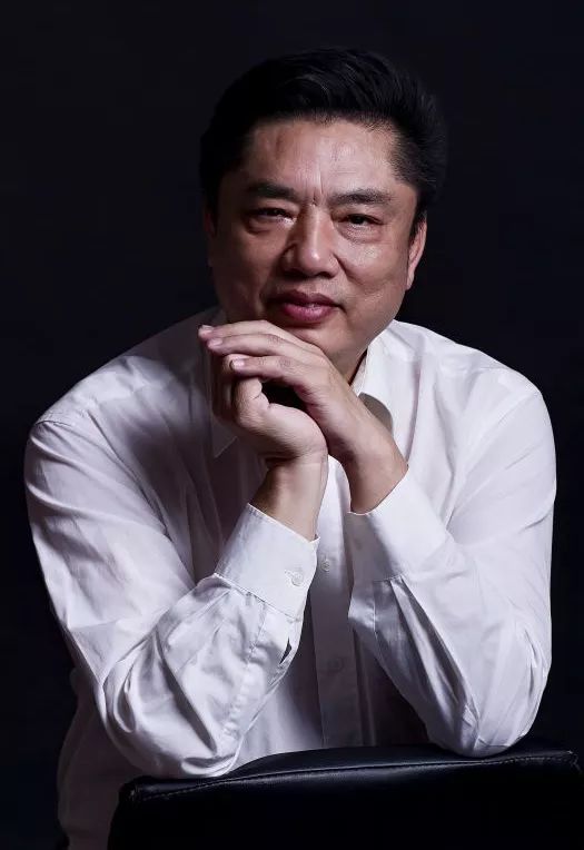 洪奕哲国家一级演奏员中国音乐家协会钢琴学会理事中国教育学会音乐