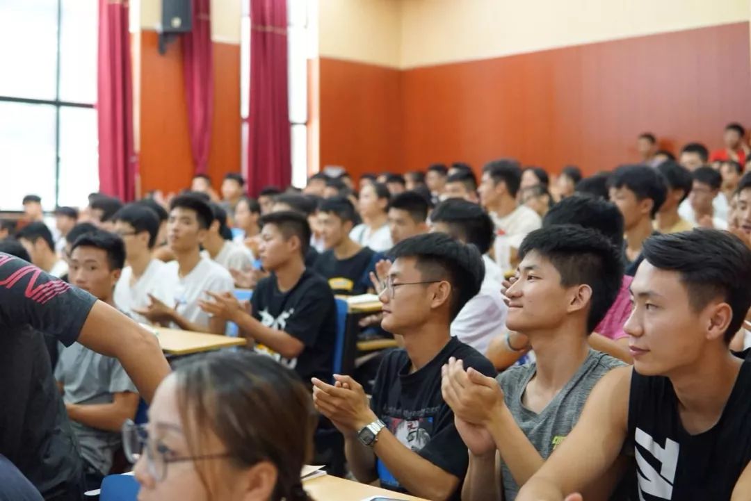 上饶中学 | 全国田径锦标赛冠军杨洋来校讲座