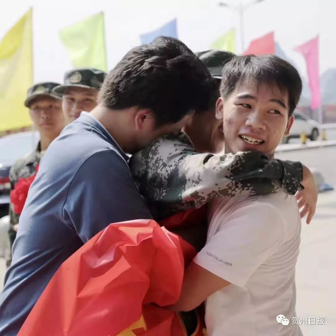 入伍送兵季|贺州火车站亲友依依不舍送别.