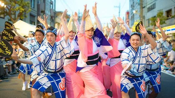 高円寺 阿波踊り,日本三大阿波舞祭之一,是东京最有名的夏日祭之一.