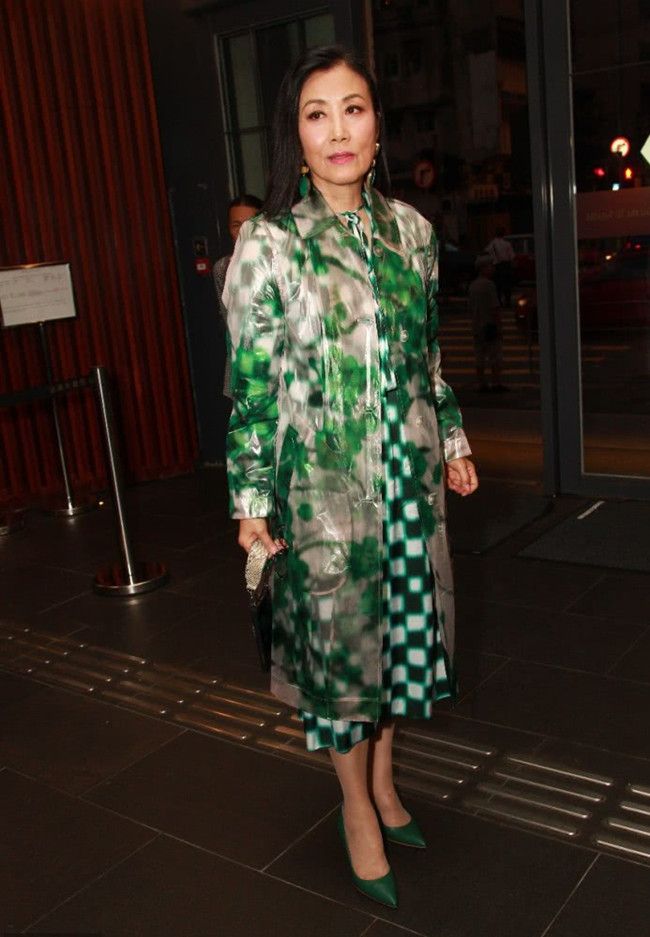 能把雨衣穿出时尚来的也就汪明荃了大姐大气质十足