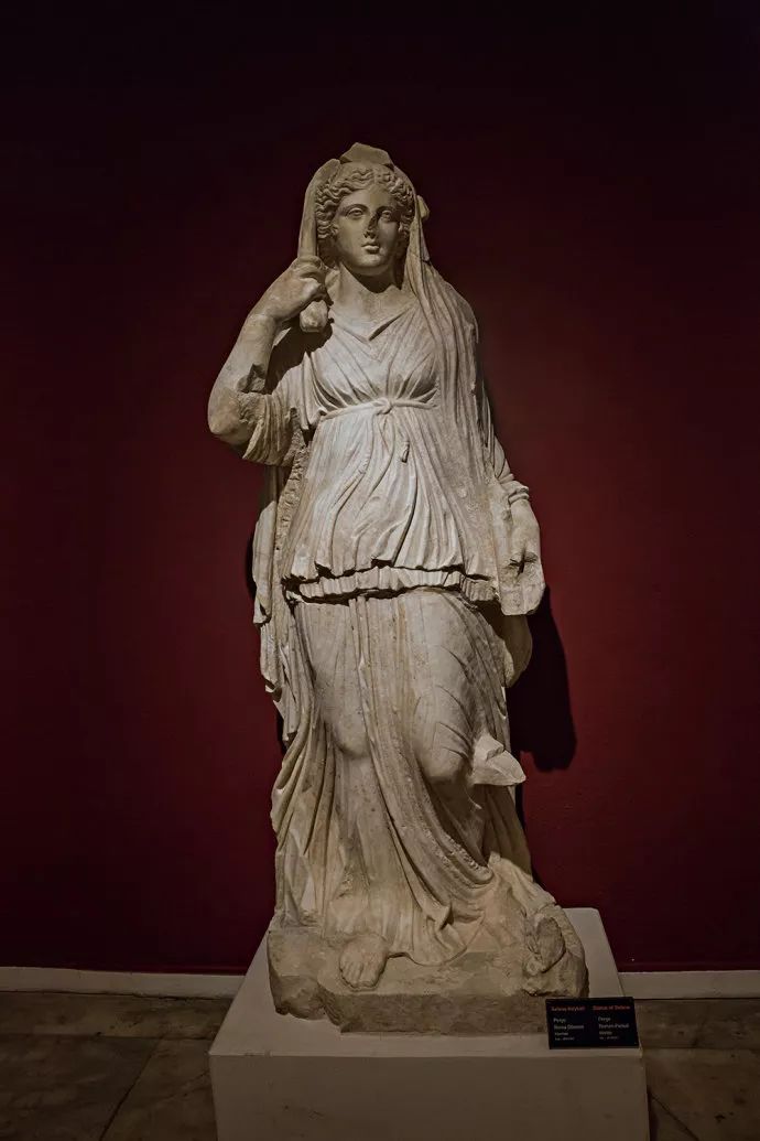 这尊赫拉克勒斯大理石雕塑是复制品,原件是由古希腊古典后期的著名