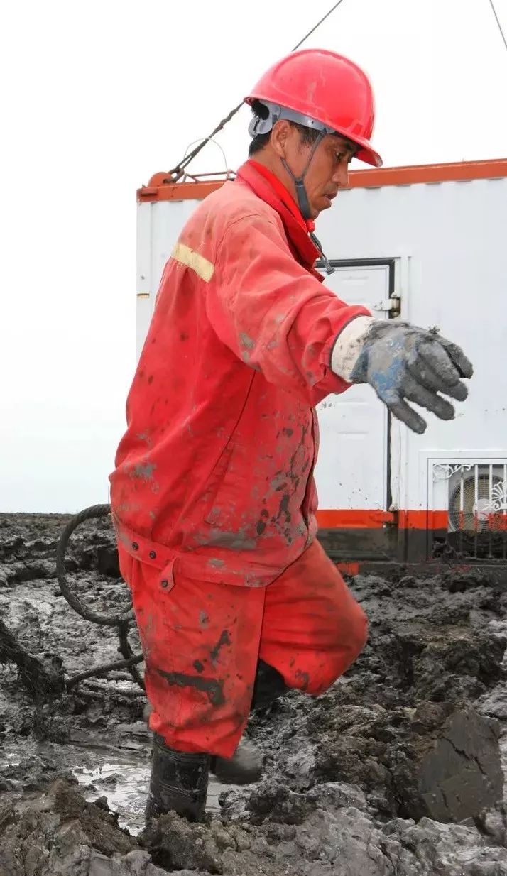 高清特写致敬竞赛中的钻井人