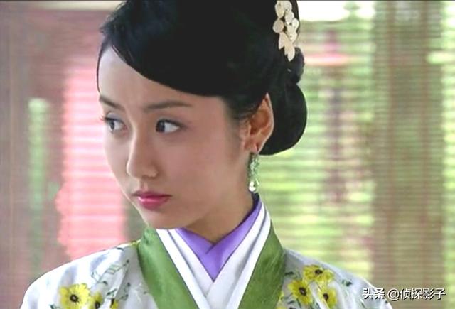 《风云争霸》中阮丹宁扮演宋吟荷,简单的马尾辫搭配流苏发饰,很是娇俏