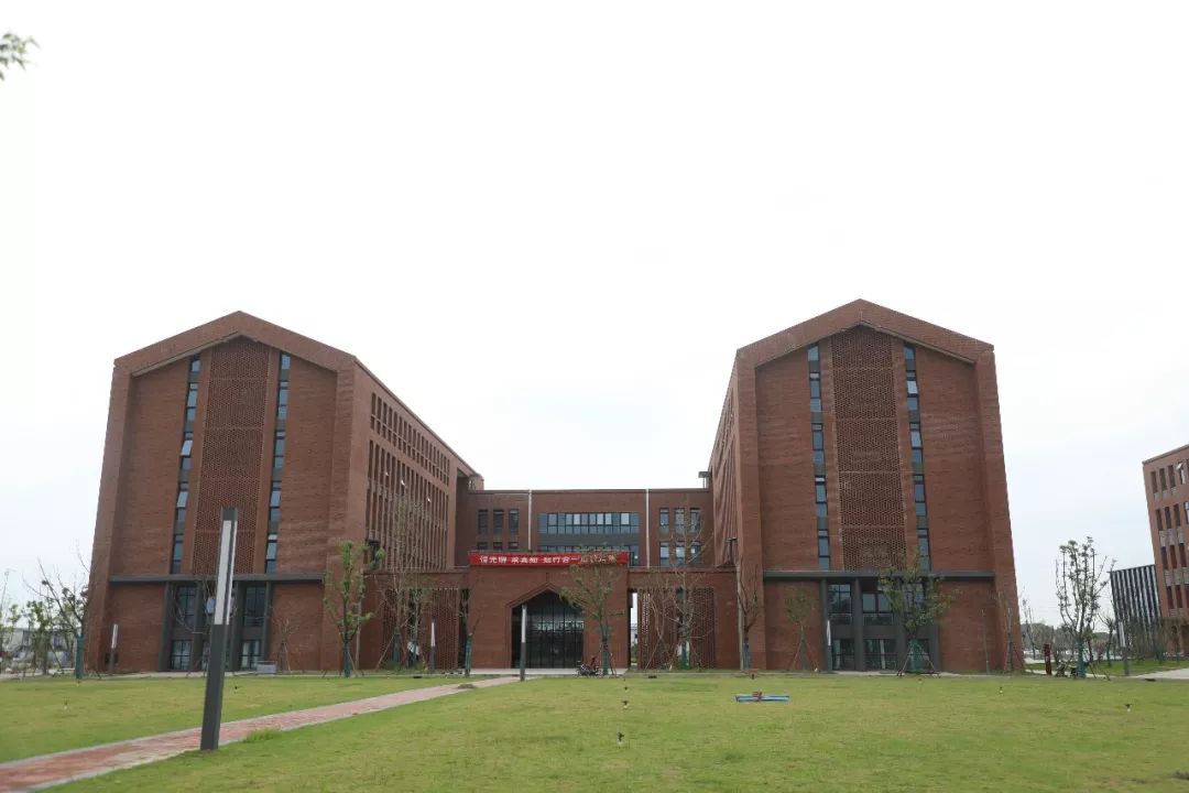 慈溪第一所大学开学了洋溢着青春气息