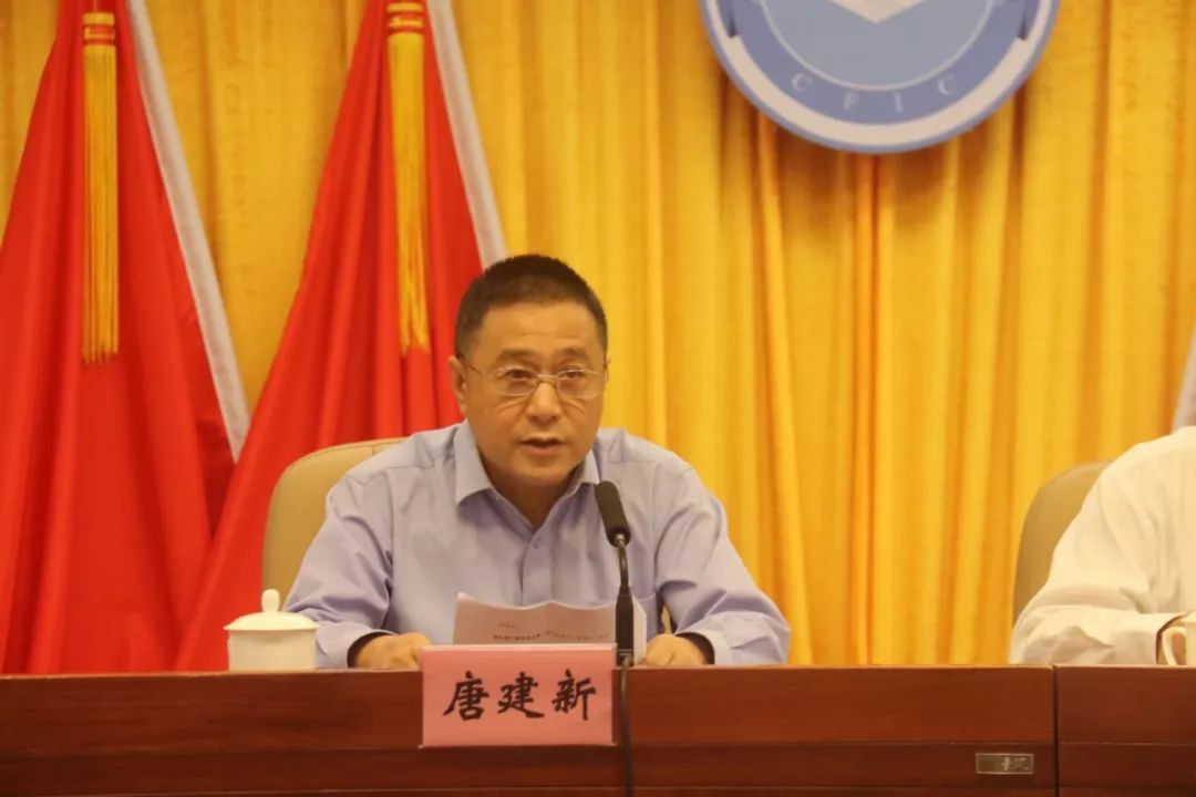 (▲区委统战部副部长,区工商联党组书记唐建新部署直联工作制度▲)为