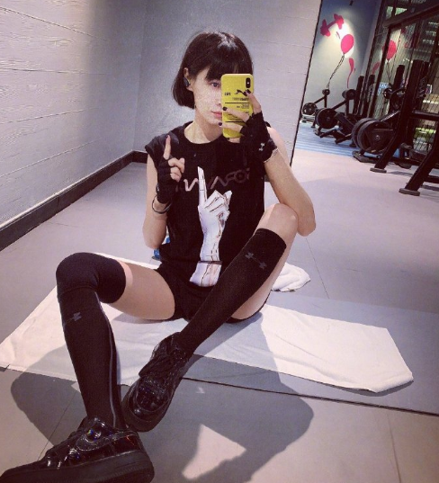 张蓝心晒健身照却被m字腿抢镜漫画腿九头身简直太不可思议了