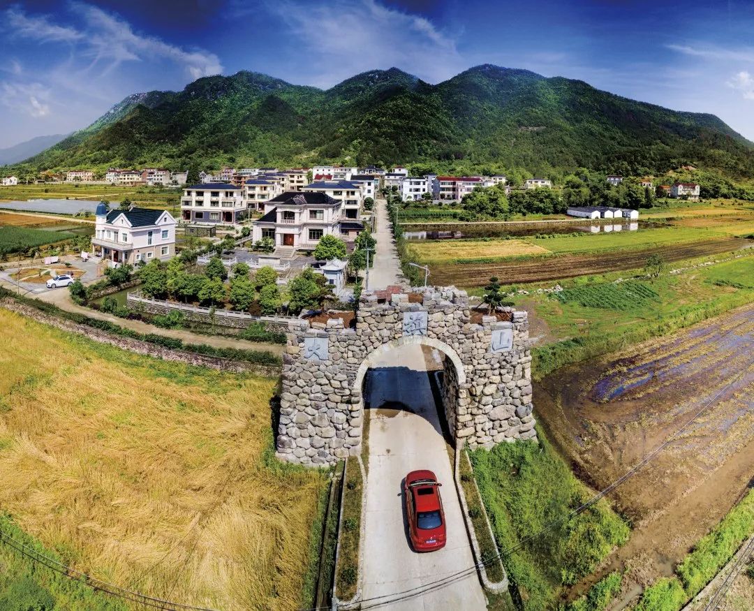 (今日头条)从城里来的那个人,昨走进天台千年古镇._街头镇