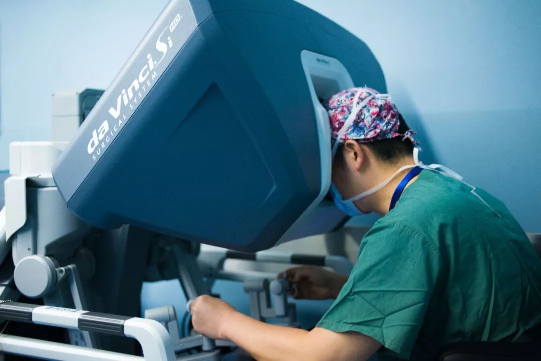 丁克峰教授在达芬奇机器人下为患者做手术