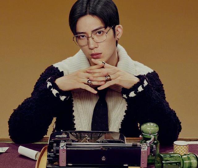 井柏然帅气杂志写真来袭,霸气上演摩登中分,复古风直接迷倒一片