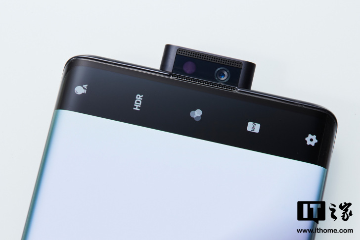 nex 3前置摄像头采用了伸缩式的设计,与vivo x27 pro类似,升降模块内