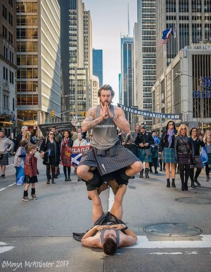 第一次见到穿苏格兰裙做瑜伽的男人……_finlay