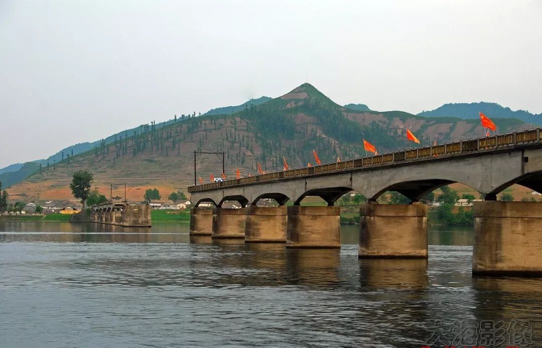 鸭绿江发源于著名的长白山天池,因其江水绿似鸭头而得名,更因朝鲜战争