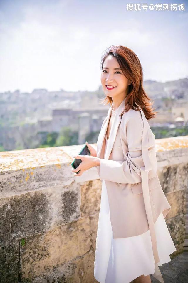 陈赫前妻许婧晒美照穿肚兜热裤超性感配上白发十分抢镜