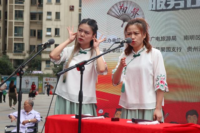 仪仗兵,真威风,目光炯炯步生风……"演出一开始,春黔社相声演员高振洋