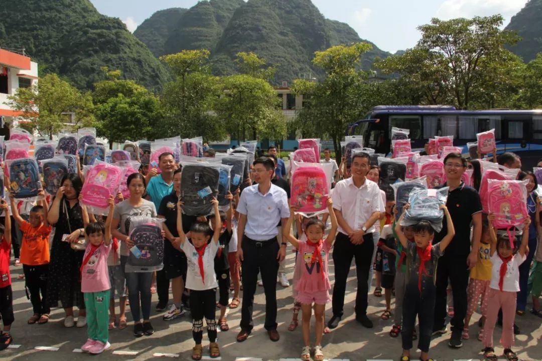 团市委到马山县古棠村加显村开展2019年第三季度一帮一联暨南宁市青年