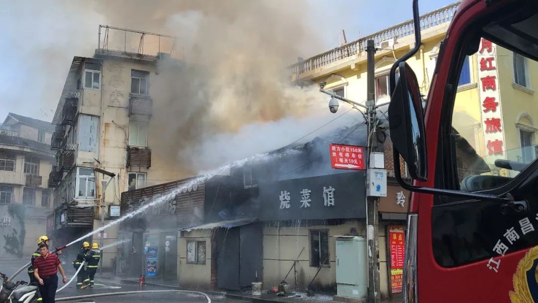 火勢迅速往上竄,本來想用滅火器,可火勢太大根本無法控制.怎麼起的火?