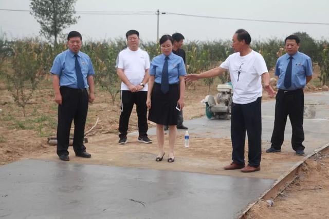 机关党委书记,政治部负责人李建飞,来到该院的结对帮扶村——豫灵镇堡