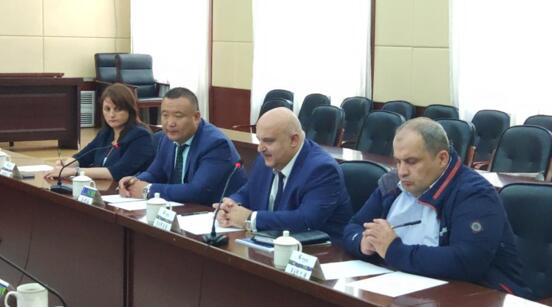 2019年9月16日下午,额尔古纳市人民政府市长阿晋勒主持召开中俄地区