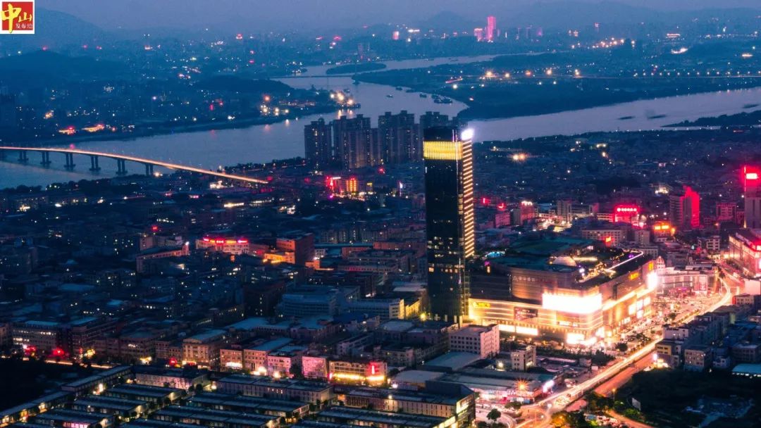 中山第一高楼高耸入云造型时尚 流光溢彩与路上缤纷靓丽的城市夜景交