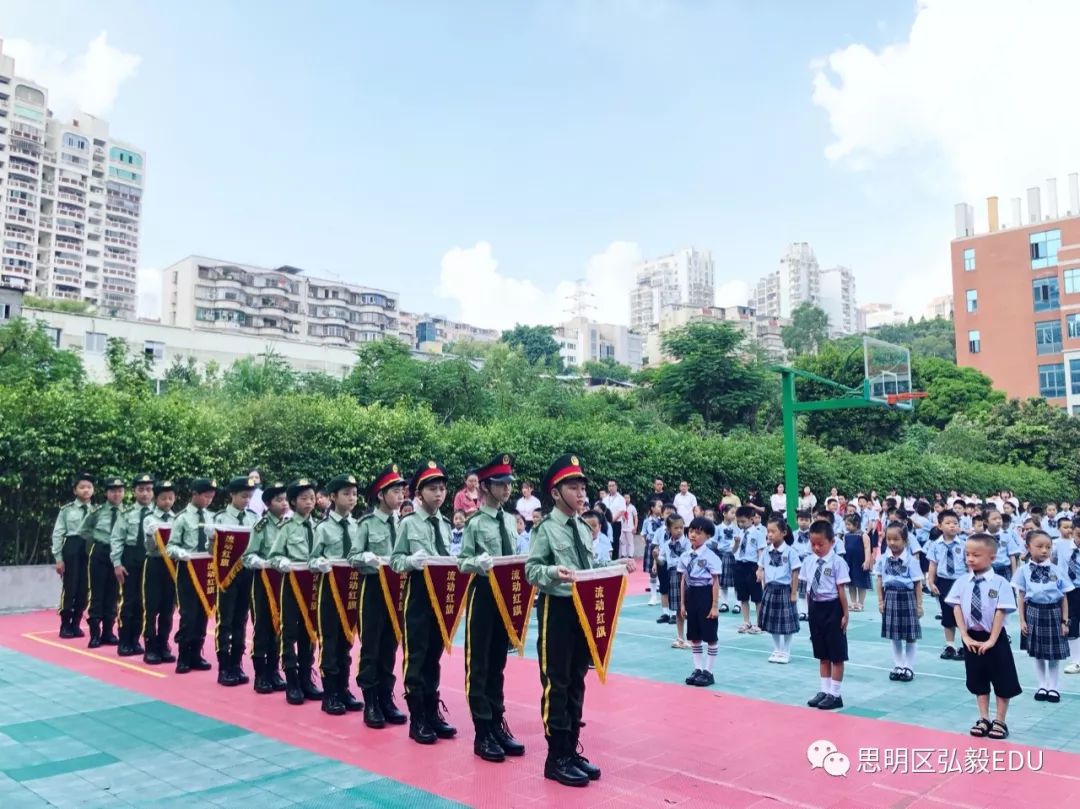 背后他们付出了超出我们想象的耐力和坚持厦门弘毅学校塑造出一支合格