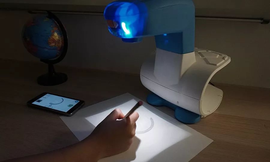 以色列家长开始这样教孩子绘画,还能做外语启蒙老师!_投影仪