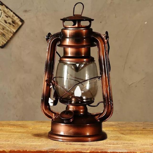 八十年代,村里终于通上了电,乡亲们用上了电灯,街上也亮起了路灯,但是