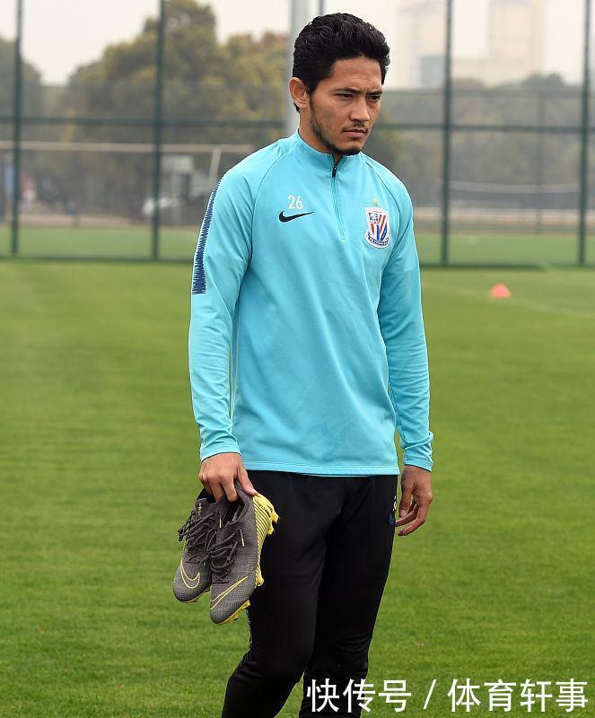 钱杰给原名亚历山大·恩杜姆布,之前曾经代表非洲的加蓬打过正式比赛!