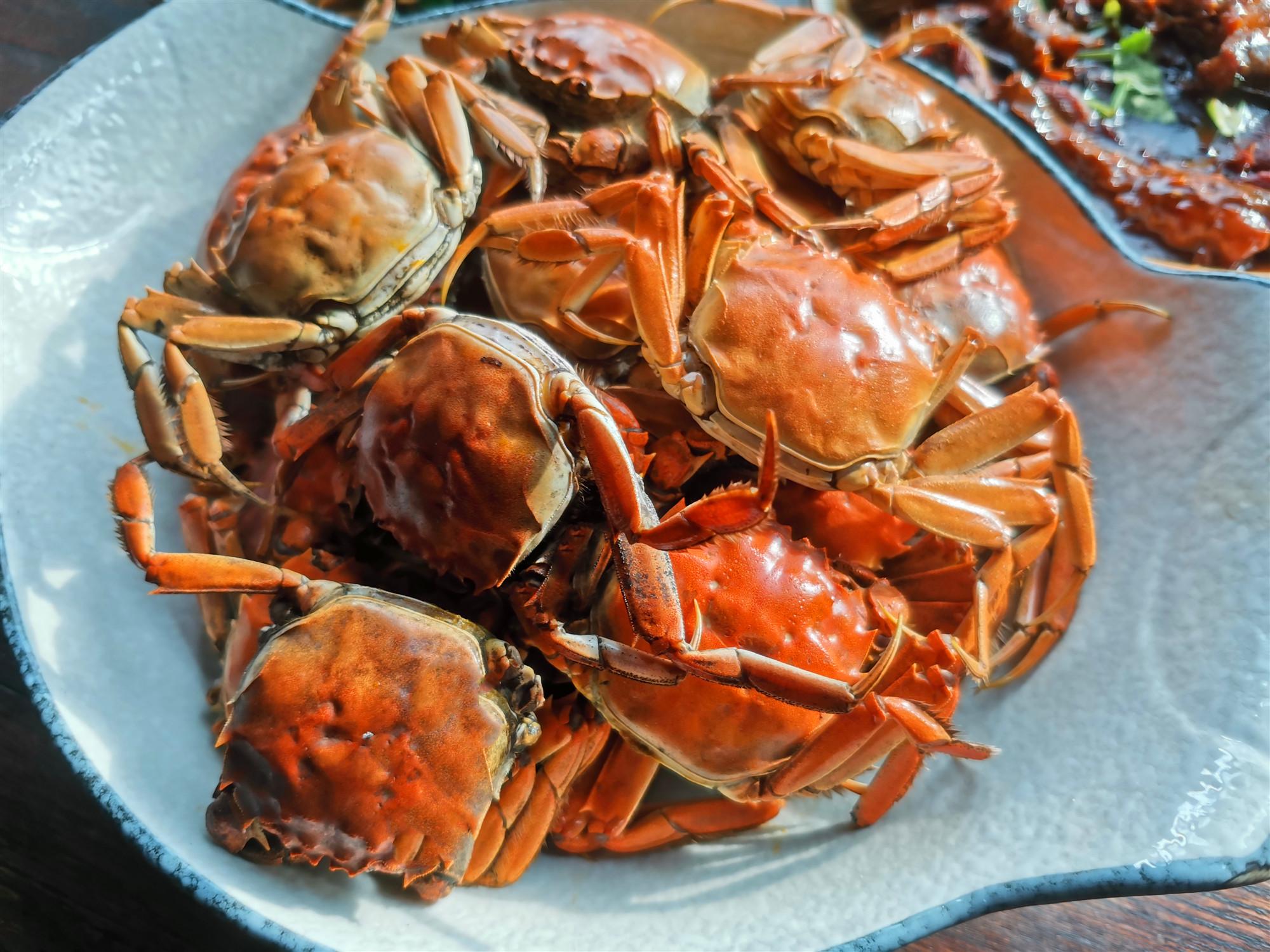 【清蒸河蟹】把河蟹简单洗一洗,蒸一蒸,配些调料,吃一口,蟹肉细嫩,鲜