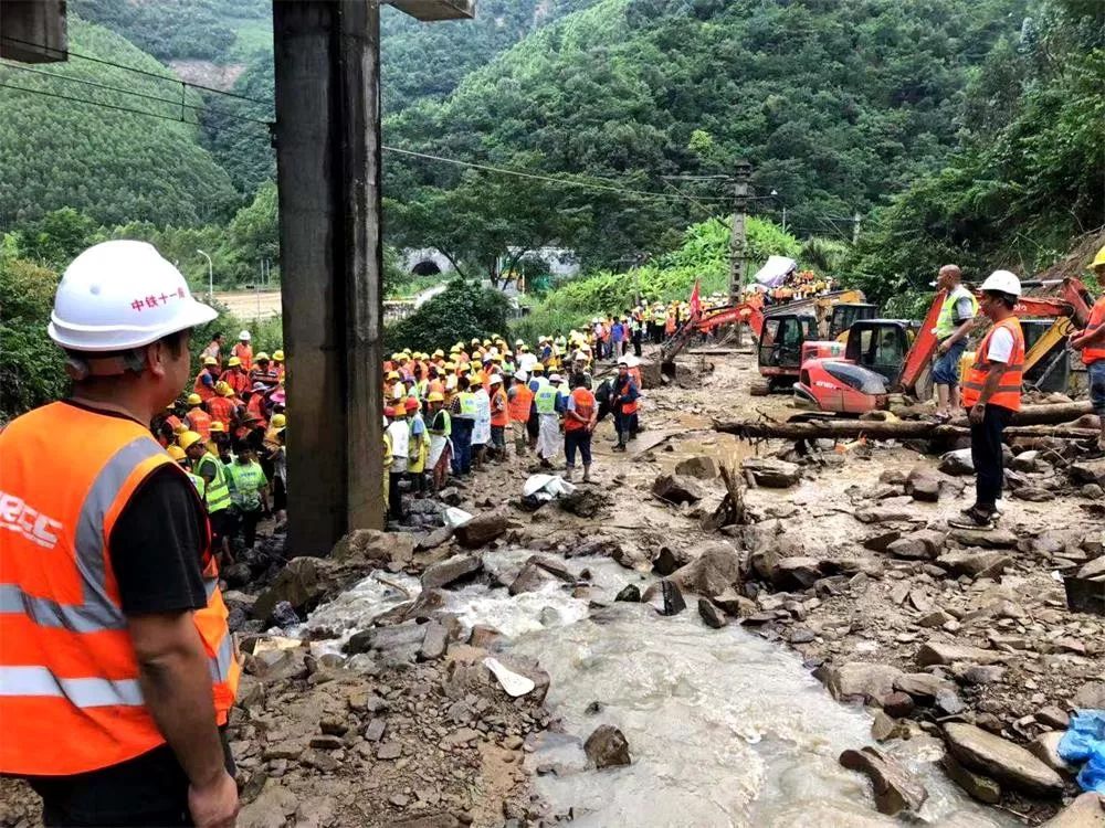 南昆铁路k391等处发生险情,尾下隧道出口路基段被泥石流冲刷,近6米长