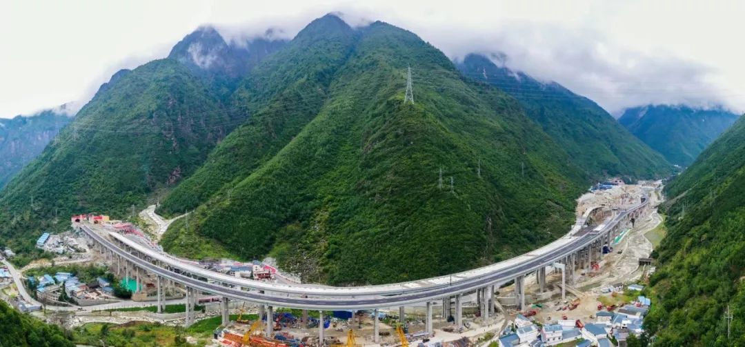 g4218雅康高速预计国庆全线通车明晚泸定到康定段双向交通管制