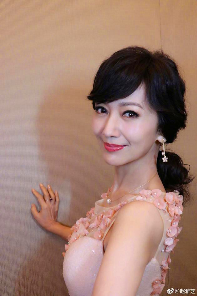 冻龄女神赵雅芝气质像极了端庄温和的玉石