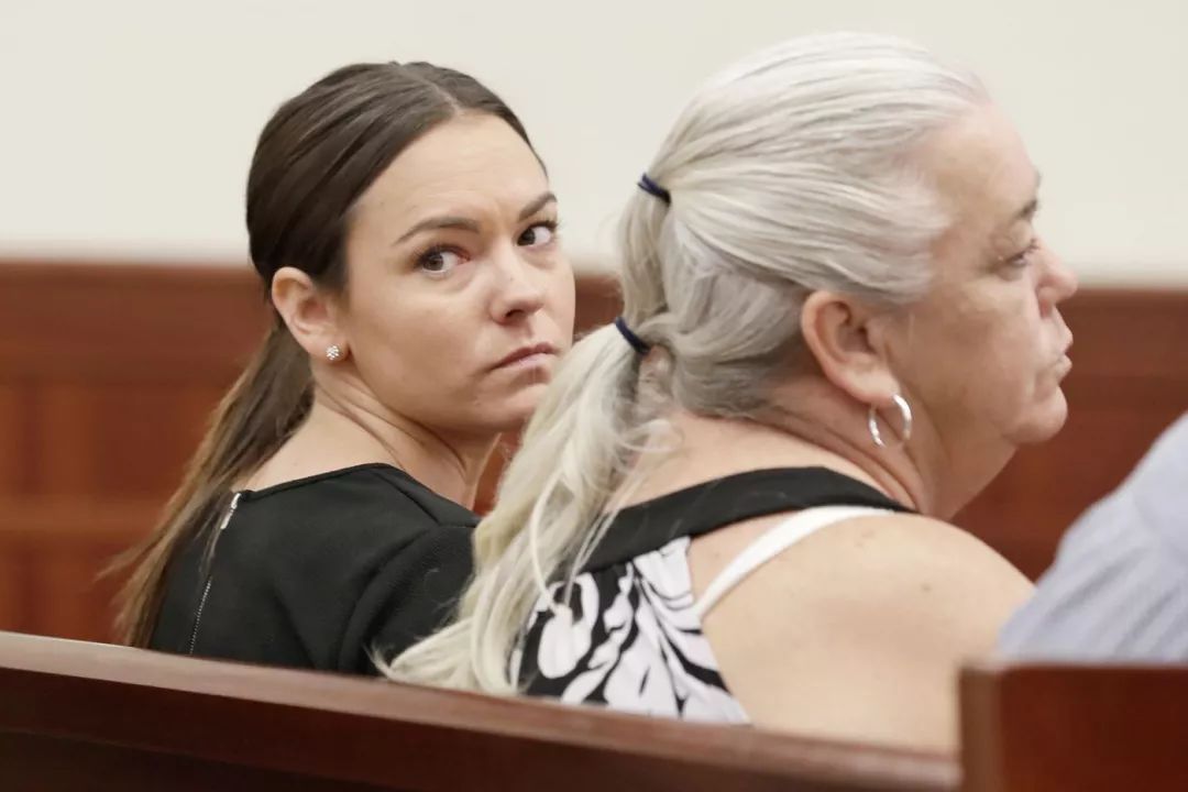 何怨何仇?市长肯尼之女同议员女儿斗殴,双双被罚