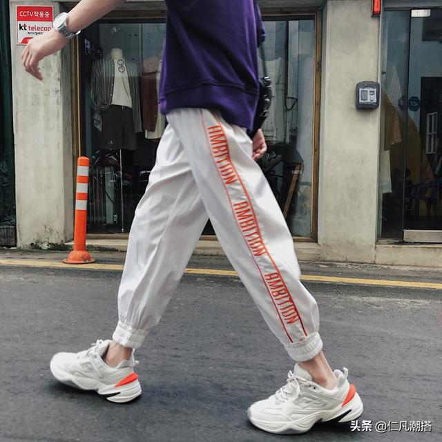 但是拼色元素的融入,使其活力气质直线飙升,搭配一条束脚裤,使其整体